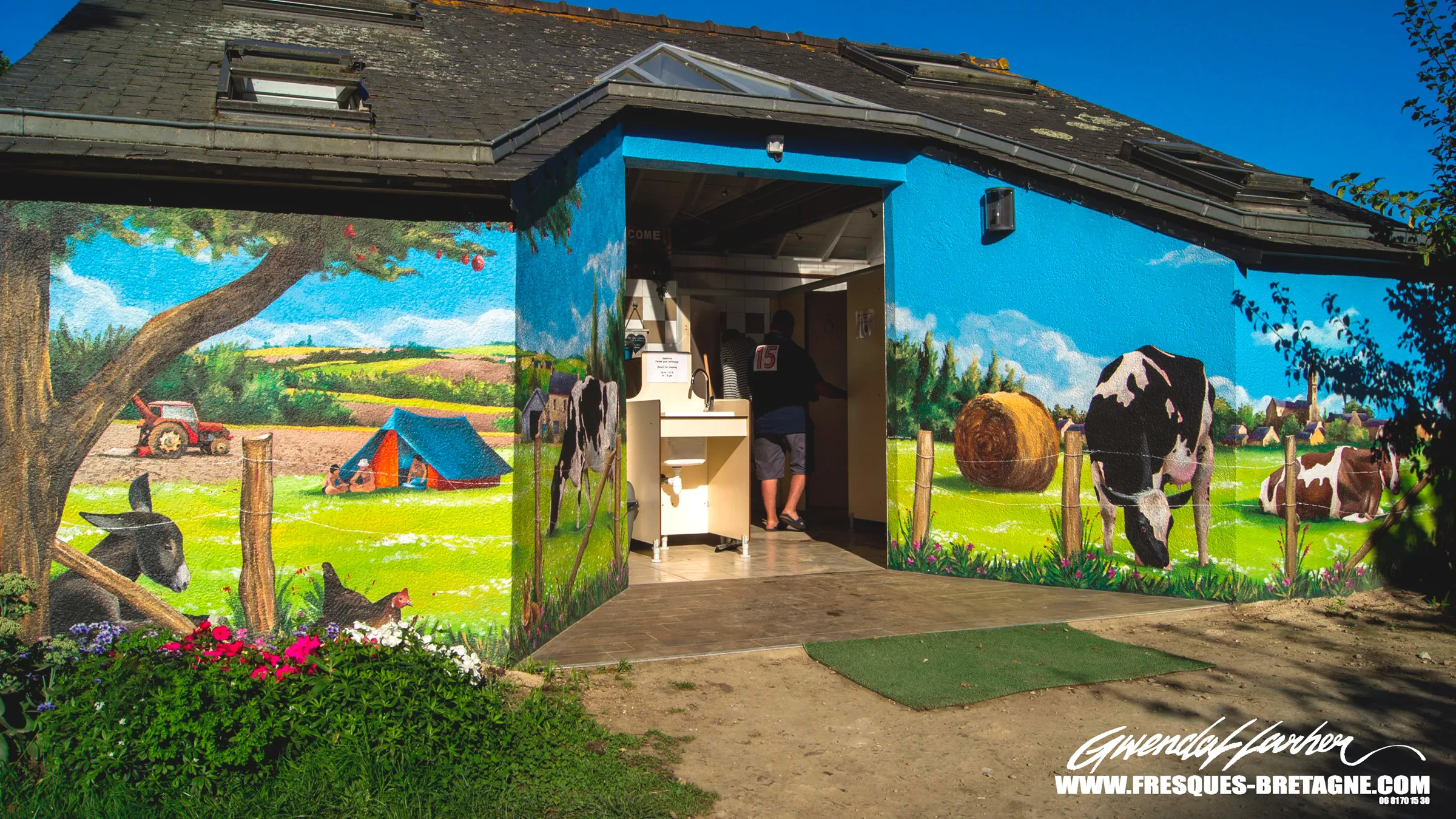 fresque sur bloc sanitaire: décoration de camping à la ferme, vaches, âne, poules